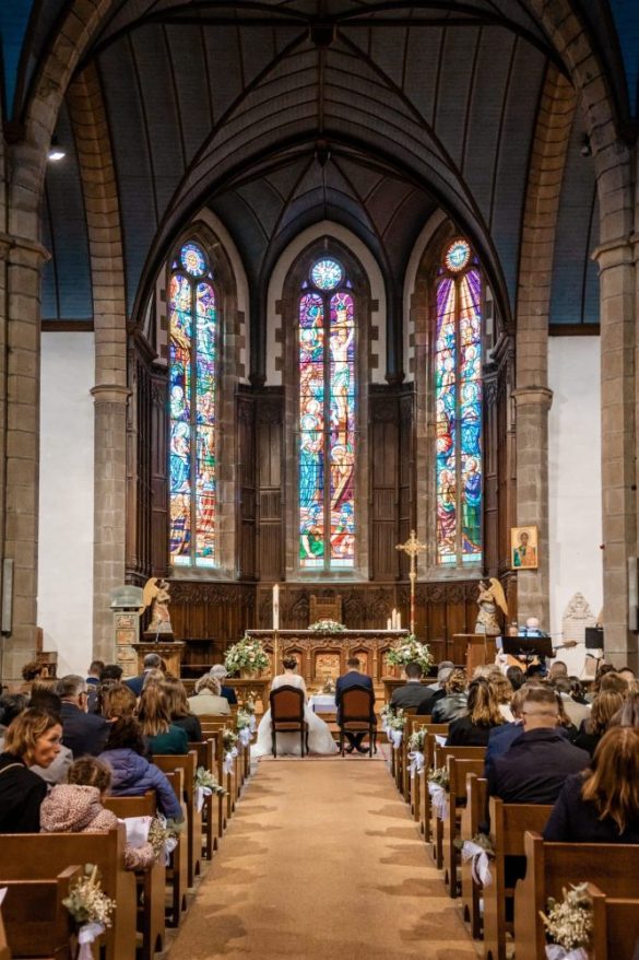 Cérémonie de mariage à l’église Cérémonie de mariage à l'église