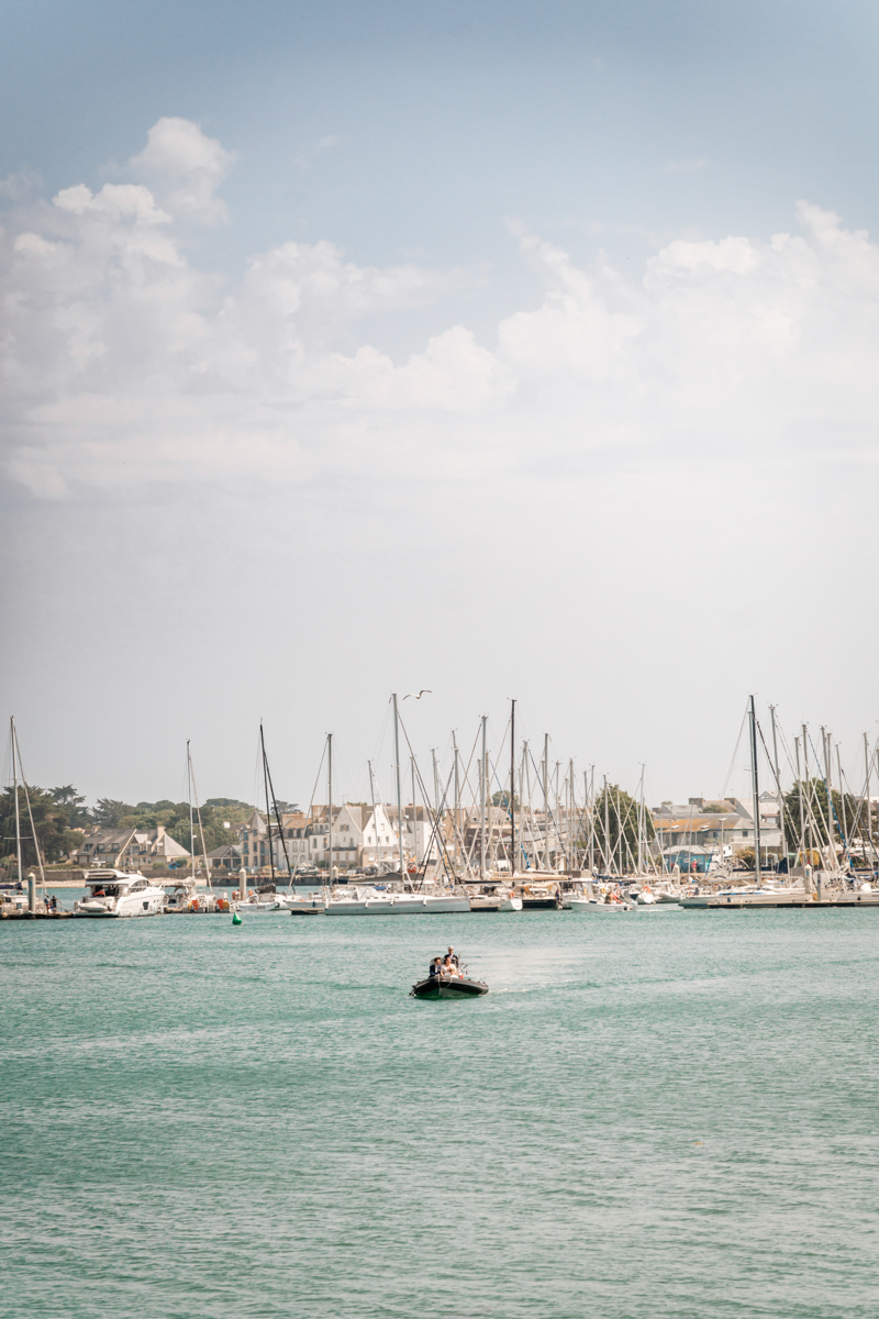 Mariage au Domaine de Kerenez : une arrivée en bateau pour une journée inoubliable